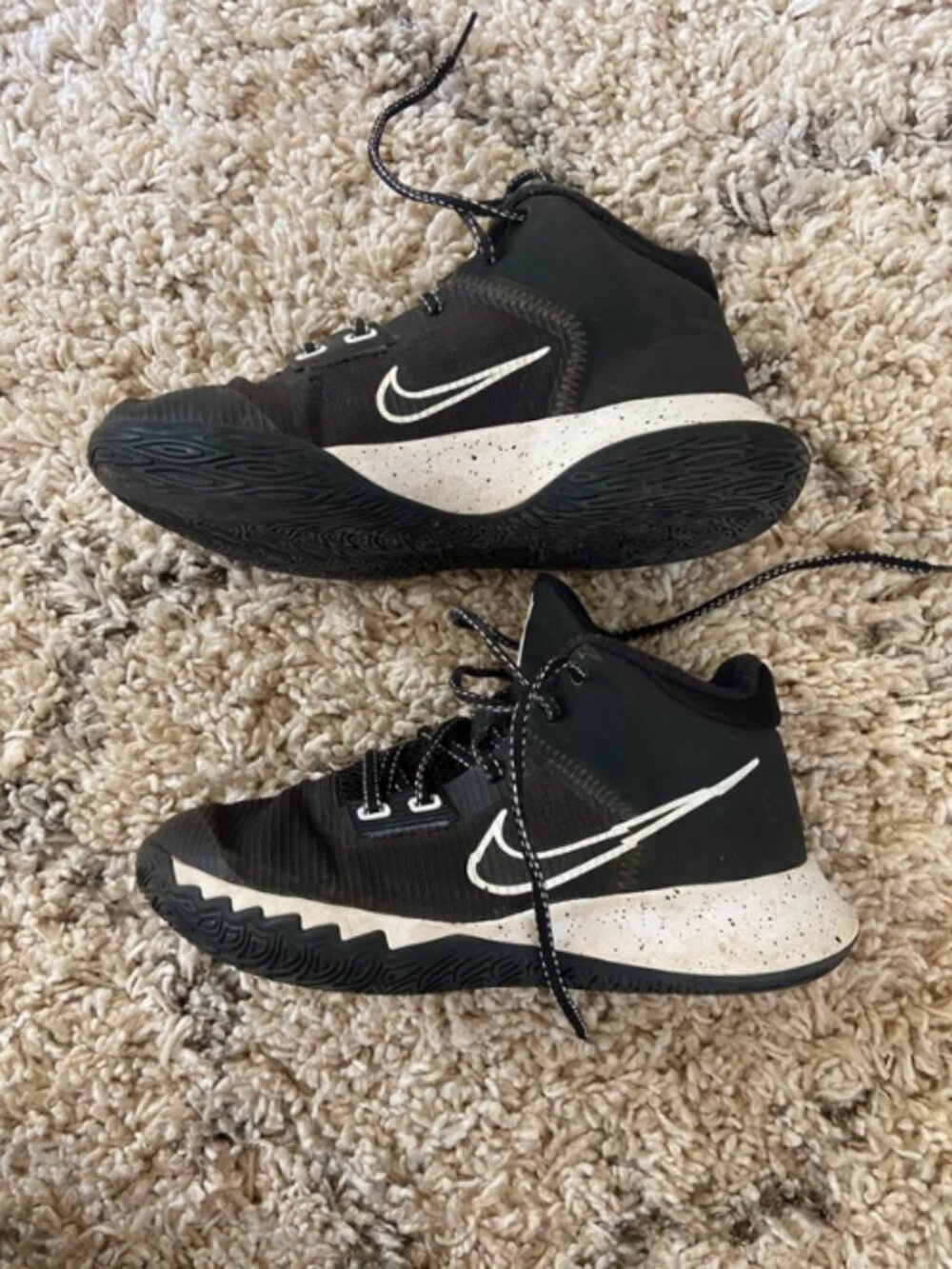 Nike Kyrie Flytrap Black White Size 3.5Y Basketball Shoes Sneakers